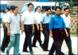 �D��ʡ�пh�I(l��ng)��(d��o)ͬ־�c��˾�����L(zh��ng)��һ�� �c(di��n)���ɷŴ�